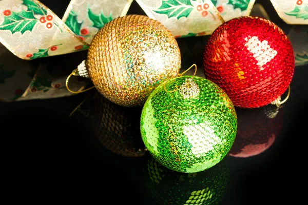 Bola de decoração de Natal com fita — Fotografia de Stock