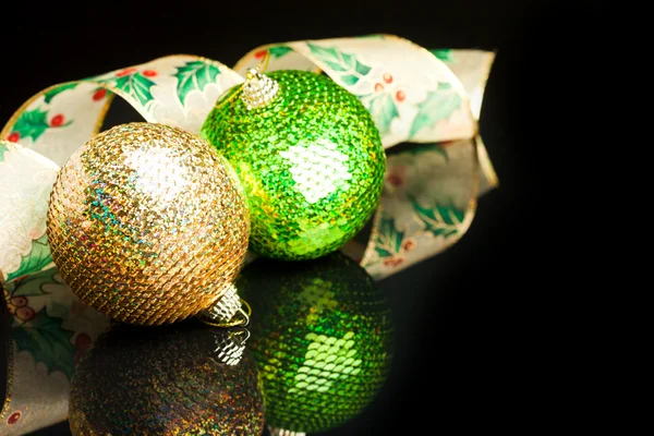リボン付きクリスマス装飾ボール — ストック写真