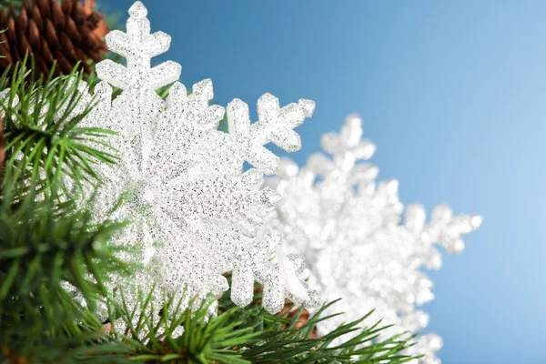 Tak van kerstboom met sneeuwvlok — Stockfoto