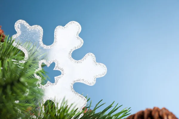 Υποκατάστημα της χριστουγεννιάτικο δέντρο με νιφάδα χιονιού — Φωτογραφία Αρχείου