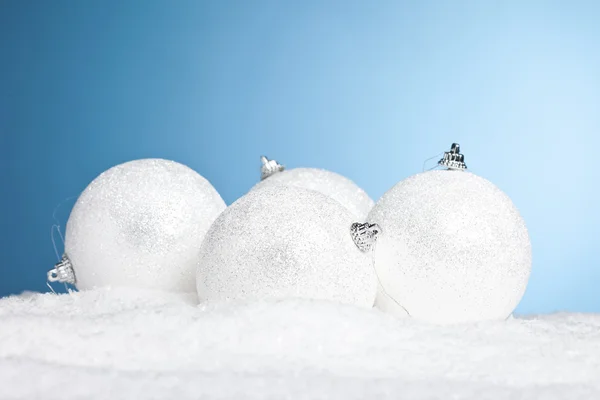 Bolas de decoración de Navidad con nieve —  Fotos de Stock