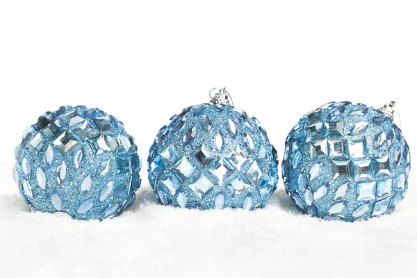 Decoratie kerstballen met sneeuw — Stockfoto