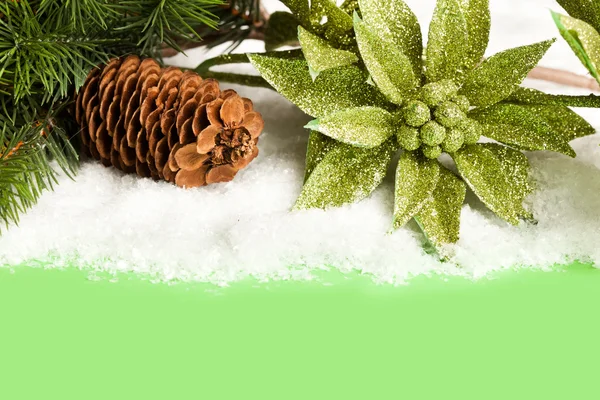 Rama del árbol de Navidad con piña y poinsettia — Foto de Stock