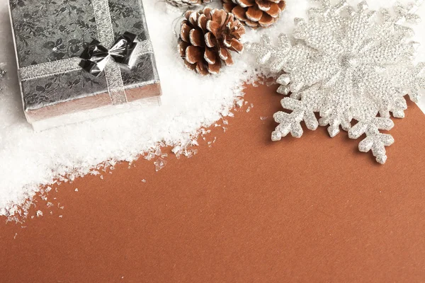 雪でクリスマスの装飾のギフト ボックス — ストック写真