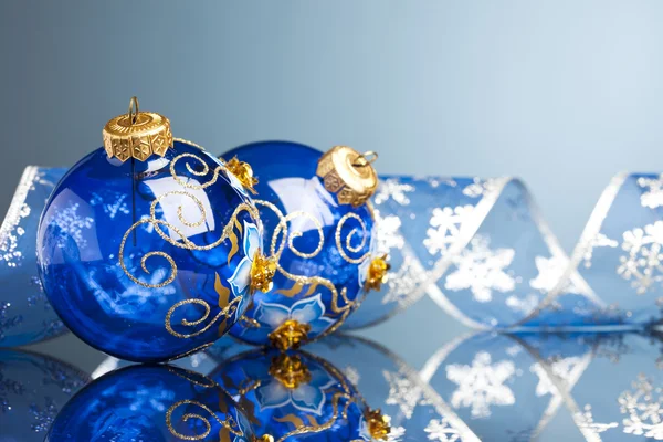 Palline di decorazione natalizia con nastro — Foto Stock
