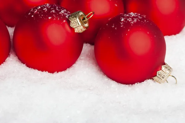 Bolas de decoração de Natal com neve — Fotografia de Stock
