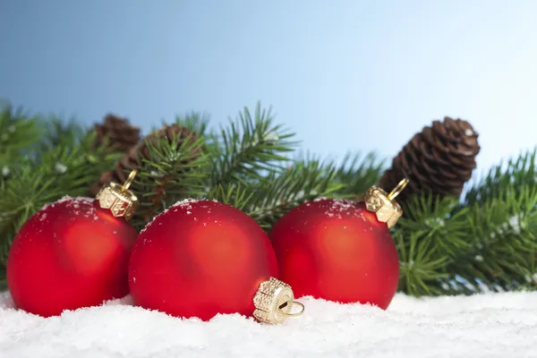 Ramo Árvore Natal Com Bola Festiva — Fotografia de Stock