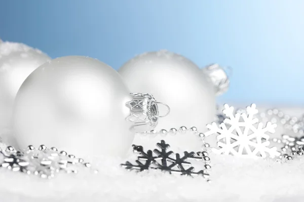 Bolas de decoração de Natal com neve — Fotografia de Stock