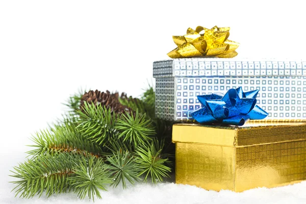Ramo da árvore de Natal com caixas de presente — Fotografia de Stock