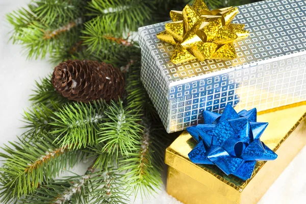 Tak van kerstboom met geschenkdozen — Stockfoto