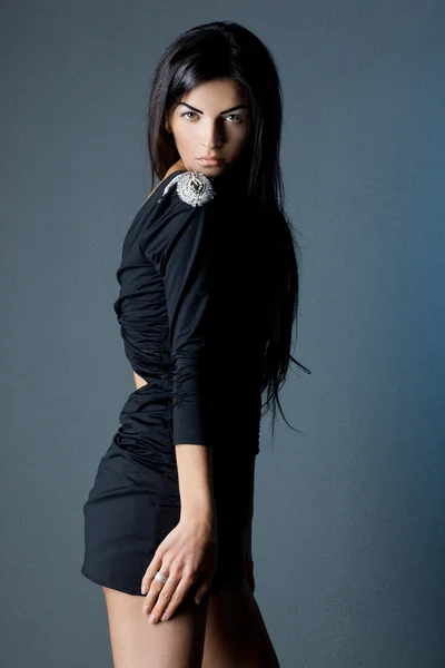 Bela mulher na moda em vestido preto — Fotografia de Stock