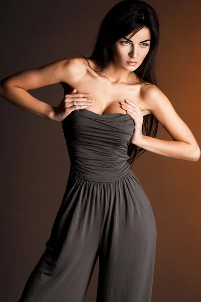 Gyönyörű divatos nő szürke ruhát — Stock Fotó