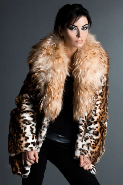 Beautiful fashionable woman in fur coat — Stock Photo, Image