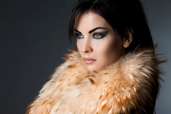 Bela mulher na moda no casaco de peles — Fotografia de Stock