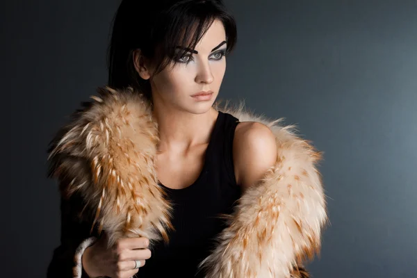 Hermosa mujer de moda en abrigo de piel —  Fotos de Stock