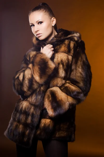 Belle femme en manteau de fourrure — Photo