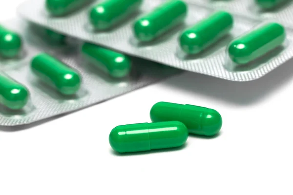 Balení pilulek izolovaných na bílém pozadí — Stock fotografie