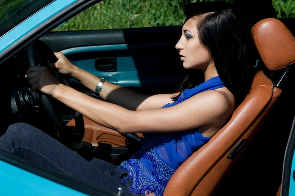 Krásná žena v autě — Stock fotografie