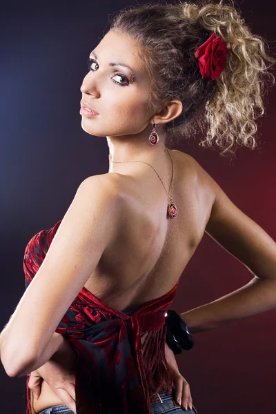 赤いバラと美しいファッショナブルな女性 — ストック写真