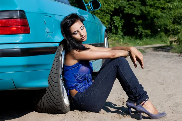 차 근처 아름 다운 여자 — 스톡 사진