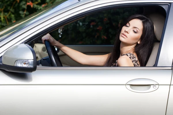 Красивая женщина в машине — стоковое фото