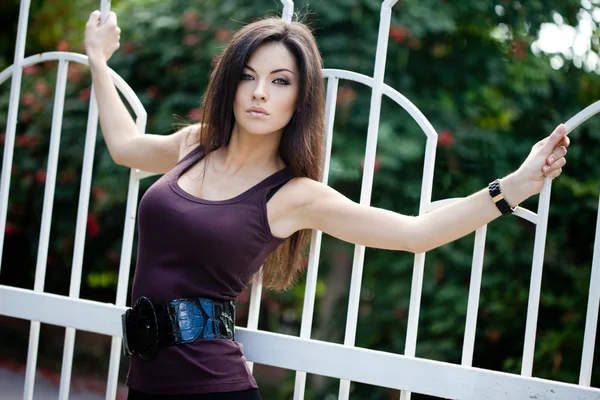 Krásná dívka u plotu — Stock fotografie