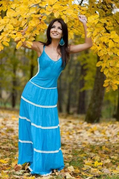 Γυναίκα με κίτρινα φύλλα το φθινόπωρο — Φωτογραφία Αρχείου