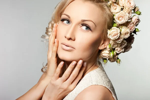 Elegante donna alla moda con fiori — Foto Stock