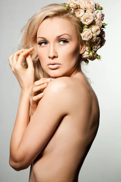 Elegantní módní žena s květinami — Stock fotografie