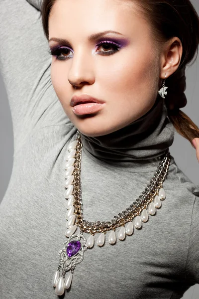 Elegante modieuze vrouw met violet visage — Stockfoto