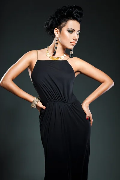 Elegante modieuze vrouw in zwarte jurk — Stockfoto