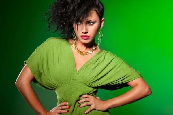Елегантна модна жінка на зеленому — стокове фото