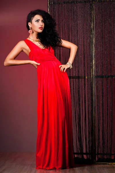 Elegante mujer de moda en vestido rojo — Foto de Stock