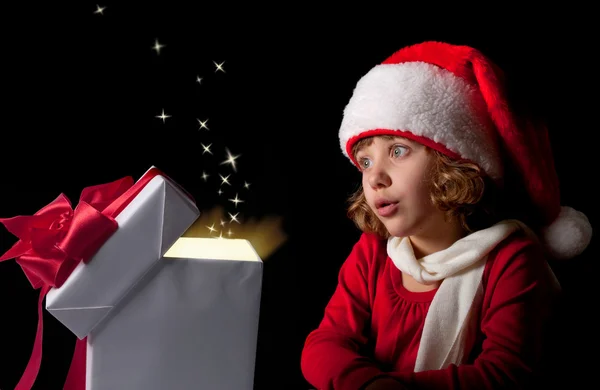 Glad liten flicka med jul presenterar leende — Stockfoto