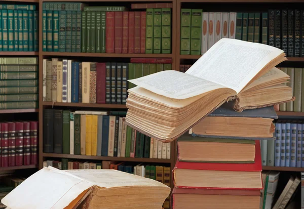 Offene Bücher in einer Bibliothek — Stockfoto
