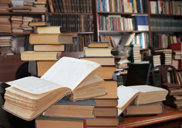 Öppna böcker i ett bibliotek — Stockfoto