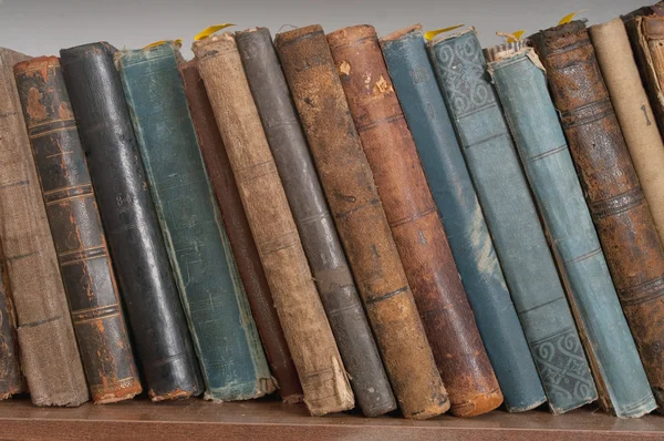 Старые книги в твердом переплете — стоковое фото