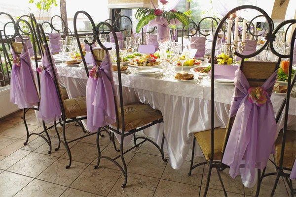 Tisch für ein Hochzeitsessen gedeckt — Stockfoto