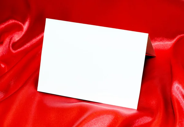 Prázdná karta na červeném pozadí — Stock fotografie