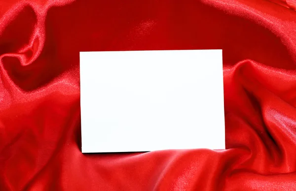 Tarjeta en blanco sobre fondo rojo — Foto de Stock