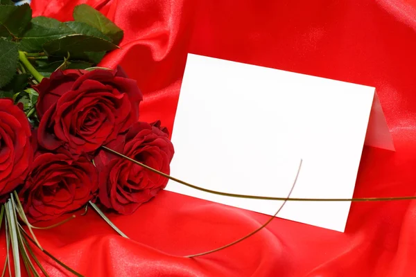 Rode rozen en uitnodigingskaart — Stockfoto