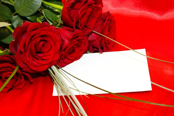 Rosas rojas y tarjeta de invitación —  Fotos de Stock