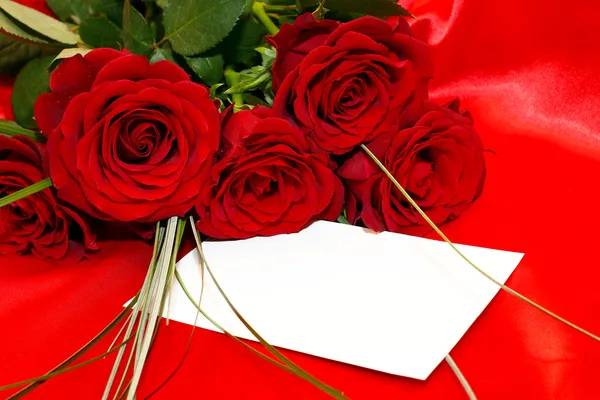 赤いバラと招待状カード — ストック写真