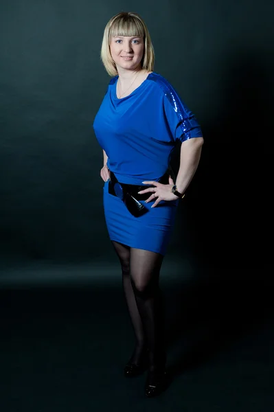 Mädchen im blauen Kleid — Stockfoto