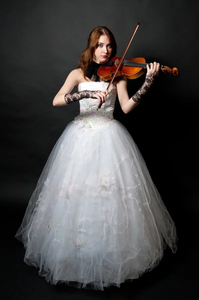 ヴァイオリンと白いドレスの女の子 — ストック写真