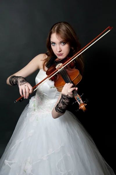 Дівчина в білій сукні зі скрипкою — стокове фото