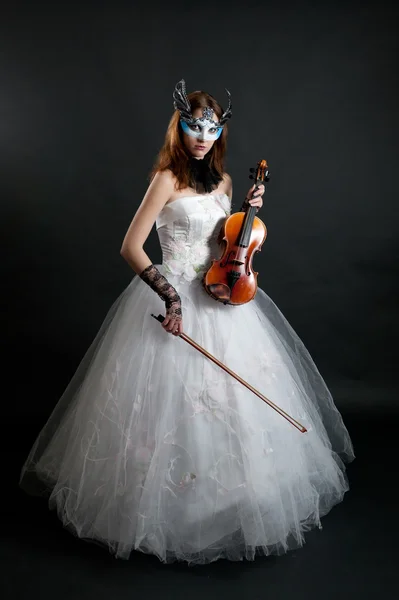白色的礼服和蒙版用黑色背景上的小提琴的女孩 — 图库照片