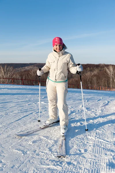 站在一个斜坡上滑雪 — 图库照片