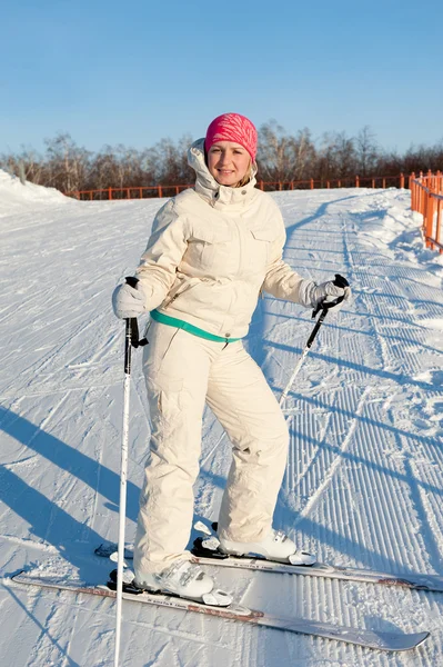 Лыжник Стоит Склоне — стоковое фото