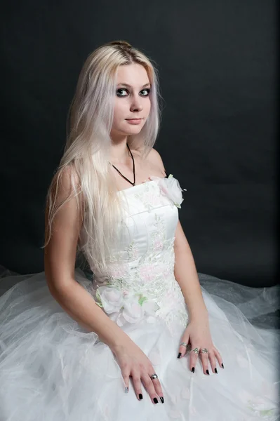 Vacker flicka i vit klänning på svart bakgrund — Stockfoto
